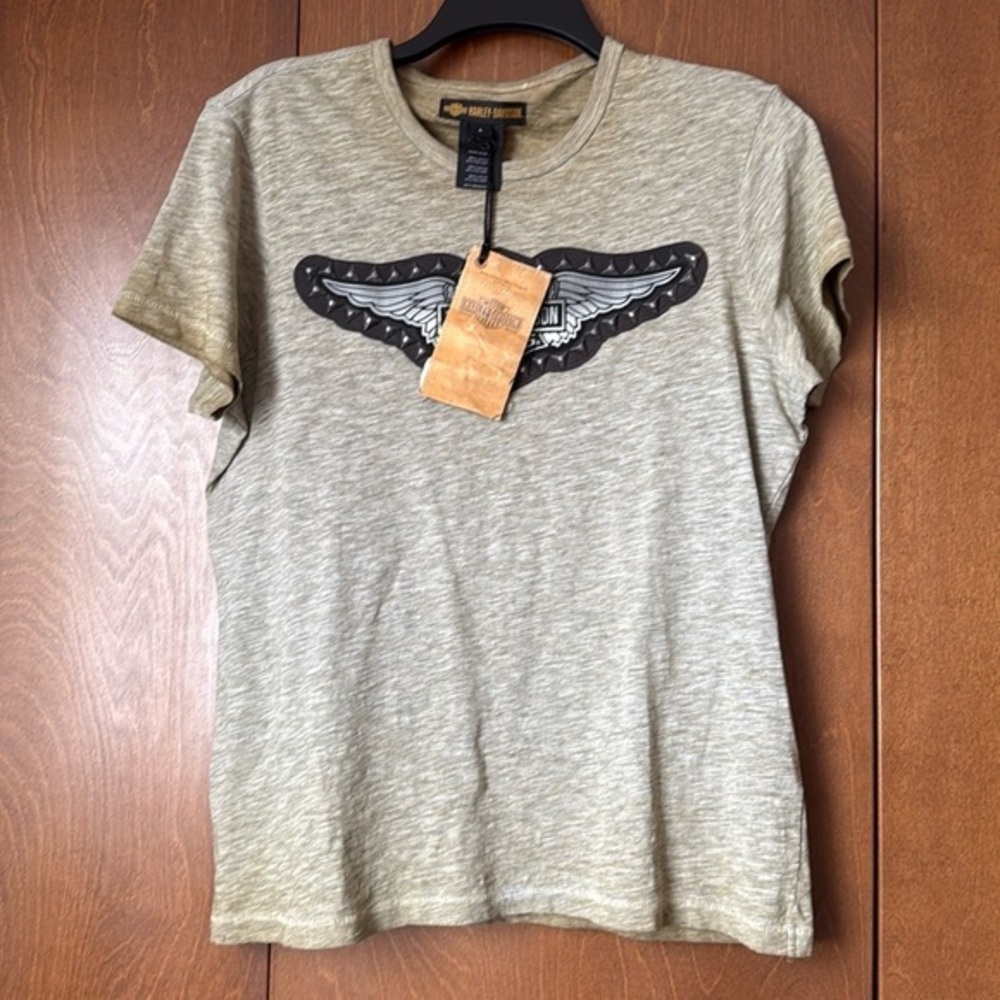 Harley Davidson Distressed Studded Wing Tee NWT Sz Large. Tan/Cream